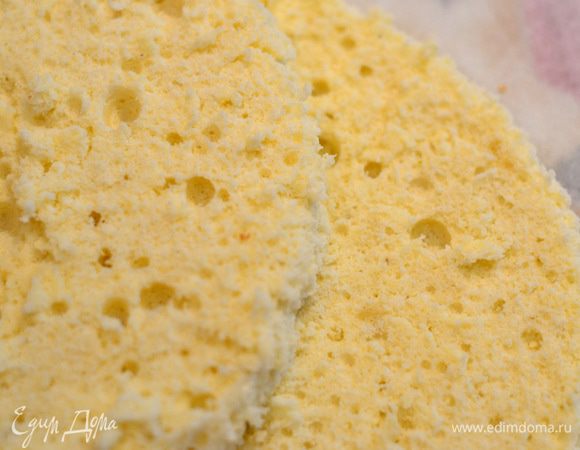 Разрезать сам бисквит на 2 ровных части.