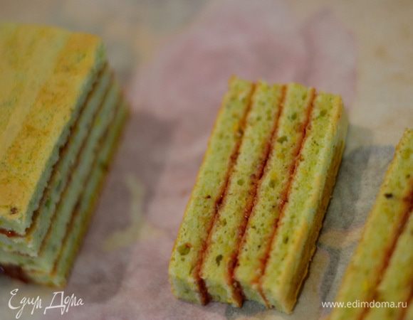 С холодильника достать фисташковый корж. Разрезать его в ширину 1 см на вот такие полоски. Полоски должны быть одинаково-ровными. Поэтому не забудьте взять линейку и отмерять.