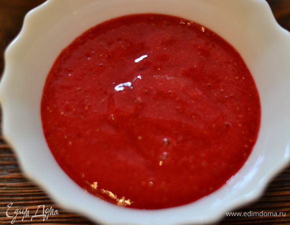 Готовим клубничный мусс. Взбить в пюре клубнику,подогреть,добавить лимонный сок.Желатин замочить в холодной воде на минут 5, затем подогреть его на плите до растворения крупинок,не кипятить, процедить через марлю, добавить в теплое клубничное пюре, перемешать.