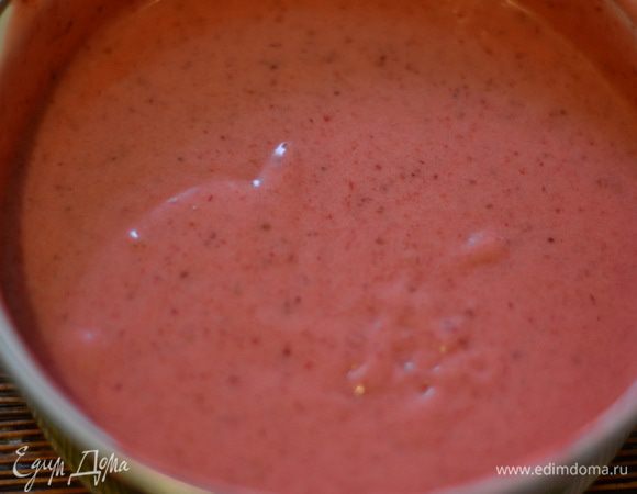 Отдельно взбить сливки до мягких пиков. Взять пару ложек клубничного пюре и перемешать со сливками.