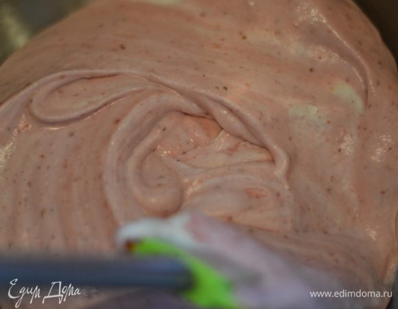 Добавить остальную часть клубничного пюре и лопаткой перемешать до однородности.