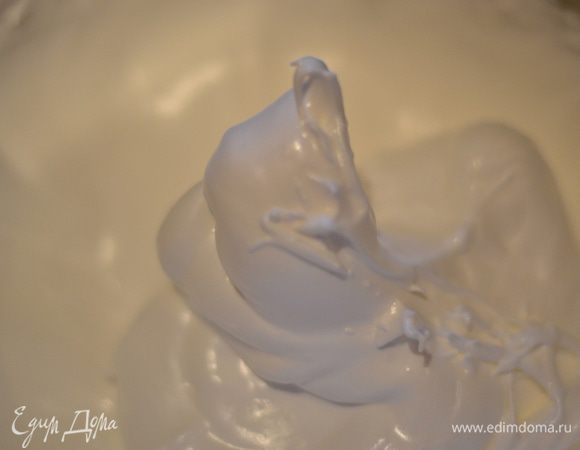 Готовим итальянскую меренгу. Поставьте на огонь кастрюльку с сахаром и водой для варки сиропа.  Возьмите  белки комнатной температуры и начните взбивать на средней скорости до помутнения и побеления белков, добавив лимонный сок,продолжайте взбивать белки до достижения мягких пиков. К этому моменту сироп должен увариться до нужной стадии крепости.Возьмите кастрюльку с горячим сиропом и тонкой струйкой, непрерывно, не переставая взбивать белки, вливайте сироп в белки.Продолжайте взбивать белки до образования очень плотной блестящей меренги и до её охлаждения до комнатной температуры.
