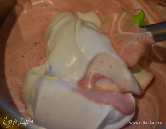 Теперь взять немного взбитых белков и аккуратно,заворачивающими движениями перемешать с основным клубничным муссом. Добавлять поэтапно взбитые белки в мусс и перемешивать заворачивающими движениями. Скажу вам честно,это моя любимая процедура,перемешивать)).