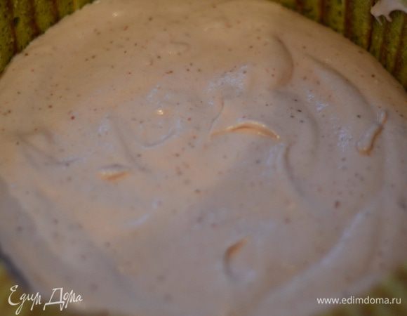 Вылить половину мусса на корж.