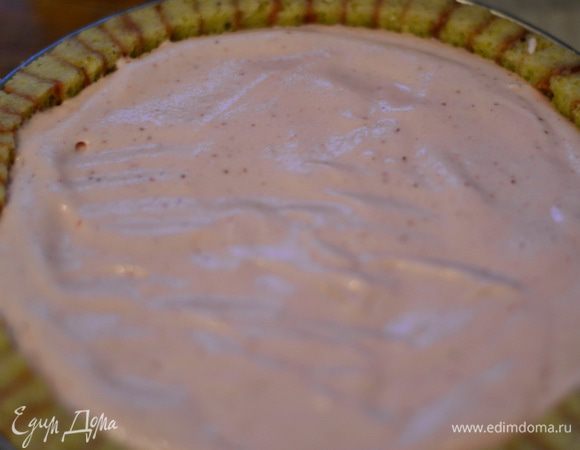 Вылить остальной мусс и отправит в холодильник на сутки. Украсить готовый торт свежими ягодами,можно покрыть их готовым желе (не сладким) для тортов.