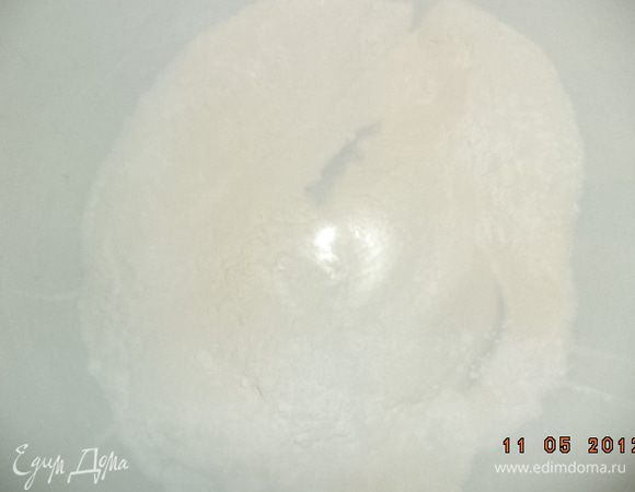 В отдельной миске соединить муку, разрыхлитель и крахмал.