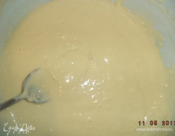 Ввести в яично-сметанную смесь муку. Тщательно перемешать. Тесто по консистенции должно напоминать густую сметану.
