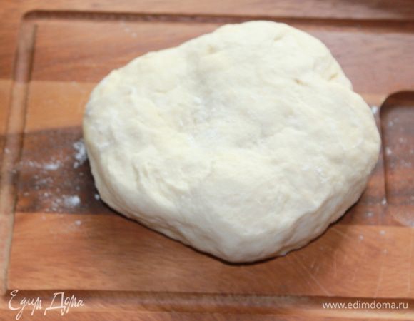 Тесто должно получиться эластичным, не прилипать к рукам  и мягким. Оставить тесто на 30 минут, накрыв полотенцем. 
