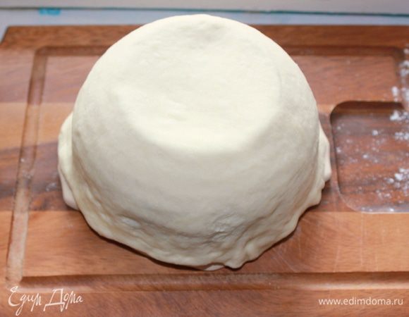 Делим тесто на 3-4 одинаковых куска. Каждый пласт теста раскатайте в лепешку толщиной 3-5 мм. Затем подготовьте тарелки на которых будем выпекать (например стеклянные чашки или глиняные горшочки без ручек и "ушек") . Смазываем их растительным маслом.  Раскатываем каждый пласт теста. Кладём поверх стеклянной жаропрочной тарелки.   