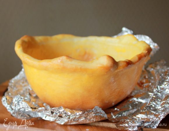 Разогрейте духовку до 200 гр. За это время будущие тарелочки немного подойдут. Отправьте их печься на 20-25 минут. За 5 минут до готовности смажьте тарелки с помощью кулинарной кисточки смесью желтка и воды (можно желток+молоко).  
