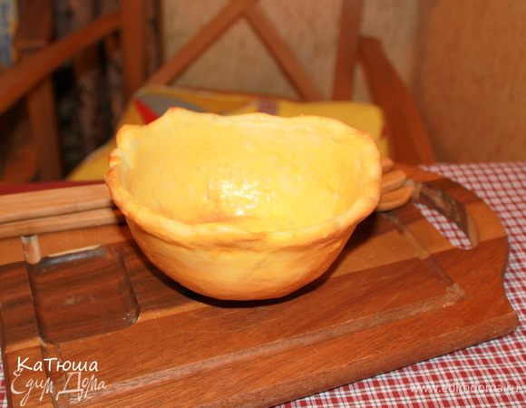 Очень вкусная хлебная тарелка, ее нужно есть сразу . В такую тарелку можно наливать как суп, так и мясной гуляш, салат, или шашлык. Хлеб пропитывается всеми запахами и прикусывать им очень вкусно.  
