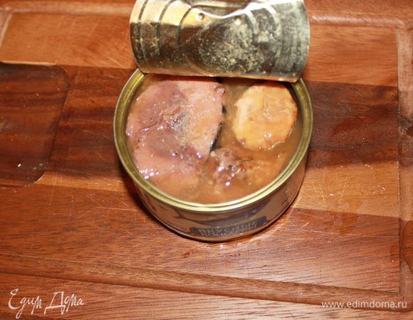 Для салата: Листья салата тщательно промойте и обсушите. Из банки с тунцом слейте жидкость, рыбу разберите на кусочки. 
