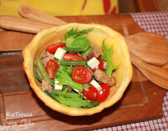 Разложите по хлебным тарелочкам, сверху уложите кусочки тунца, половинки помидоров черри, кубики феты. Посыпьте сухариками. Салат готов.  
 
