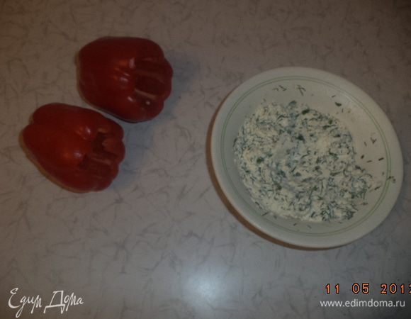 Творог растереть, добавить сметану, перемешать. Зелень порубить. Добавить половину рубленой зелени к творогу, посолить, поперчить. Тщательно перемешать.