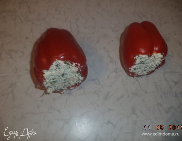 Начинить творожной массой перцы.