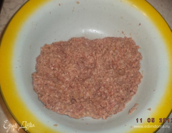 К фаршу прибавить 2 ст.лож. панировочных сухарей, сливки, яйцо, посолить, поперчить. Хорошо вымесить массу руками. Нагреть духовку до 160 градусов.