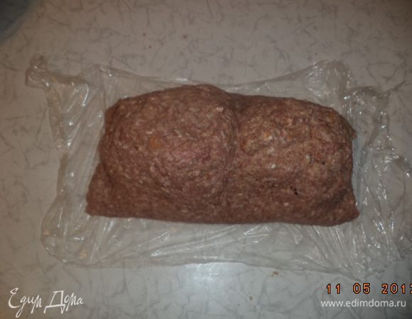 С помощью пищевой плёнки сформировать рулет.