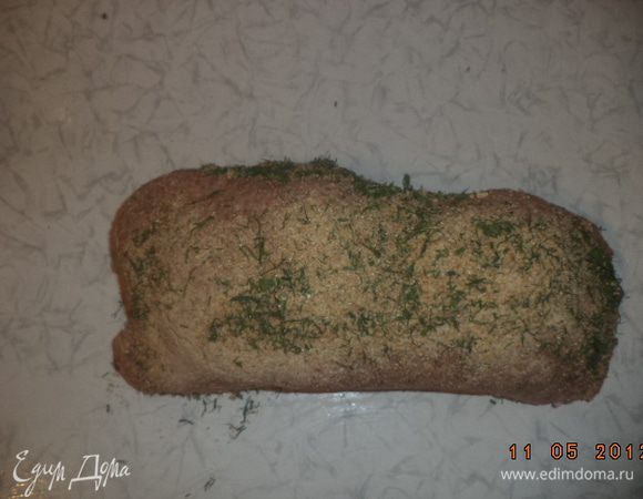 4 ст.лож. панировочных сухарей перемешать с оставшейся рубленой зеленью. Обвалять рулет в получившейся панировке.