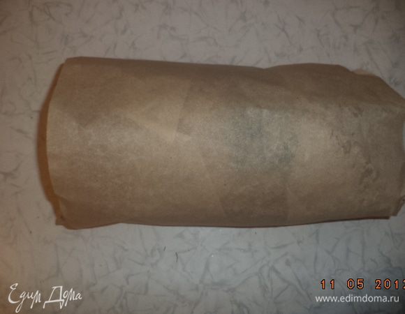 Туго завернуть рулет в бумагу для выпечки и выложить на противень. Запекать при температуре 160 градусов 60 минут. Затем бумагу снять, полить рулет растительным маслом, запекать рулет при температуре 180 градусов ещё 15-20 минут.
