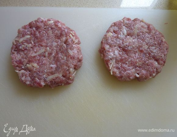Осторожно сформировать мясо в четыре одинаковых по размеру гамбургера (я делала 3 и 2 маленьких для детей), 8 см в диаметре и толщиной 2 см. Нажмите пальцем в центр каждого гамбургера примерно на пару мм глубиной (помогает держать гамбургеру плоскую форму на гриле).
