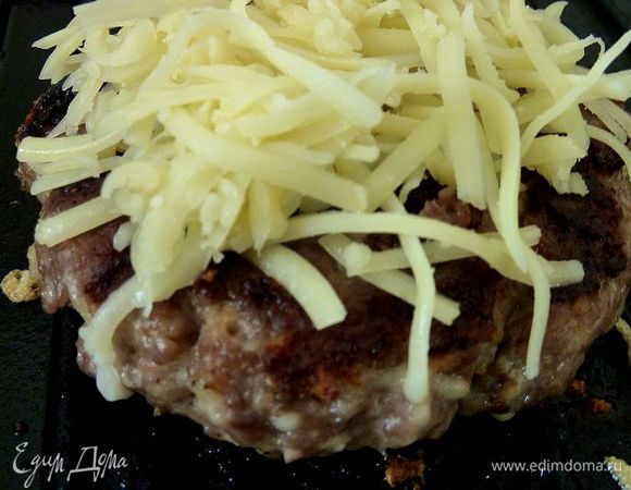 Если хотим с плавленым сыром, нужно после того, как перевернули, на поджаренную сторону посыпать сыр за 5 минут до готовность и накрыть фольгой.