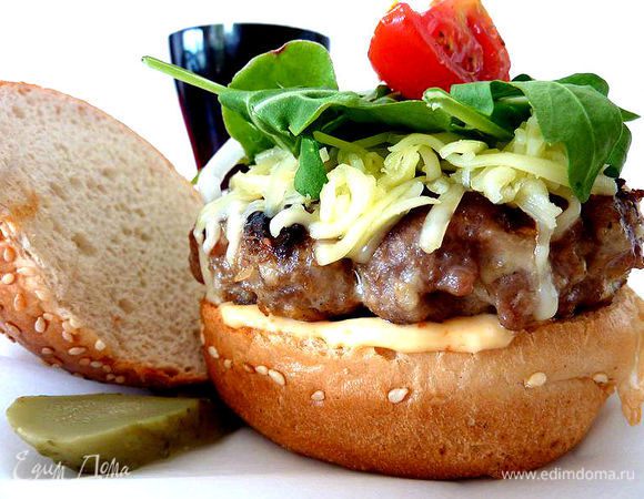 Подавать на булочке с добавками по вкусу.