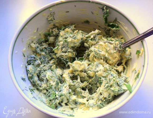 Добавить зелень к маслу, хорошо перемешать. 