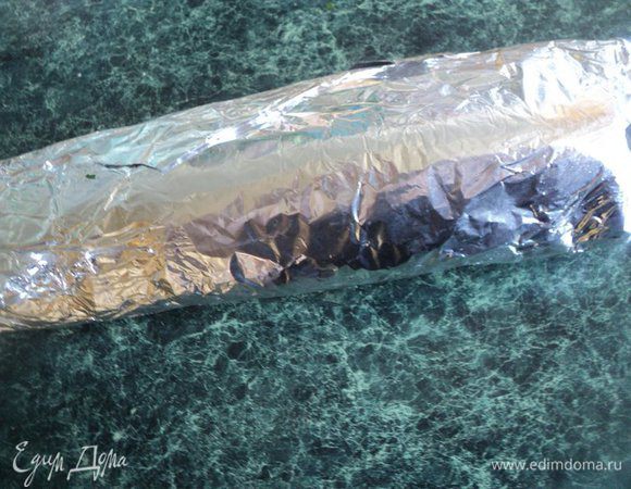 Завернуть багет в фольгу. Для удобства разделить багет на 2 части. Запекать на решетке над углями по 10-15 минут с обеих сторон.