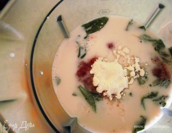 В блендере взбиваем клубнику (пюре)  с медом или сахаром, добавляем мяту и взбиваем. 
Затем добавляем холодное молоко и снова взбиваем на больших оборотах.