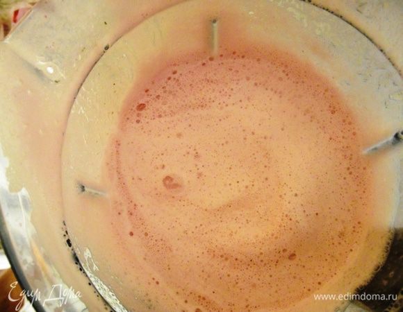 Уменьшаем скорость и добавляем мороженное.
Разливаем милкшейк в холодные бокалы или стаканчики и немедленно утоляем жажду.

Приятного аппетита!