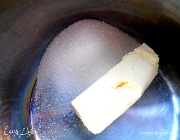 Делаем карамель: растопим масло с сахаром...
