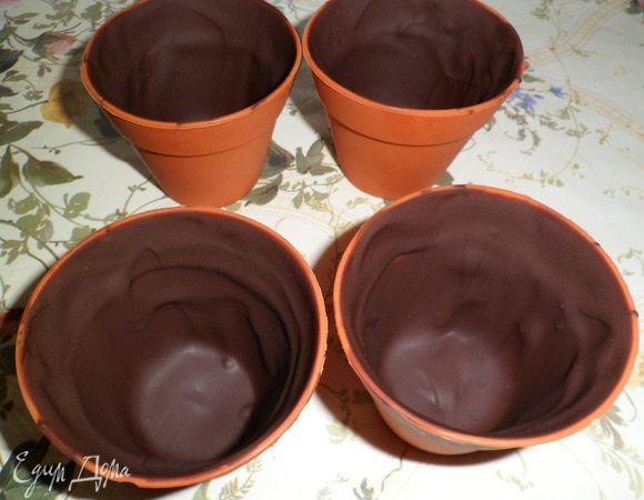 Делаем шоколадные стаканчики,растопив в микроволновке шоколад и обмазываем (можно мал. ложкой) немного остывшим шоколадом силиконовые формочки толстым слоем.Отправляем в холод до застывания.