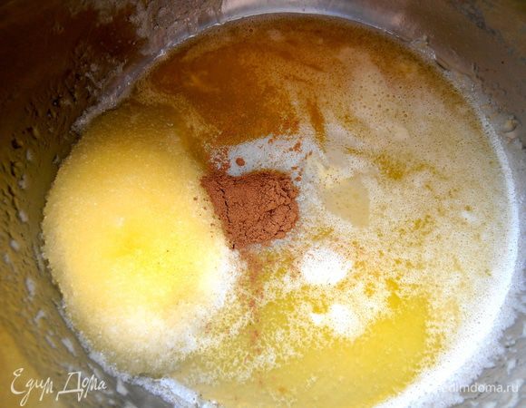 Корицу... Её можно и побольше,так как при уваривании коричный аромат частично утрачивается!