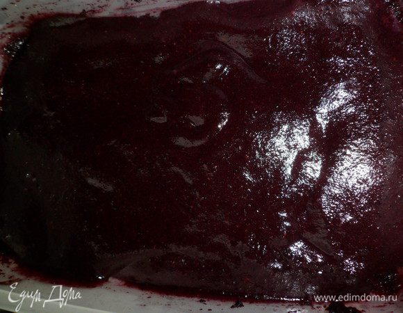 Ягоды (100 г) измельчаем в блендере,добавляем сахар по вкусу