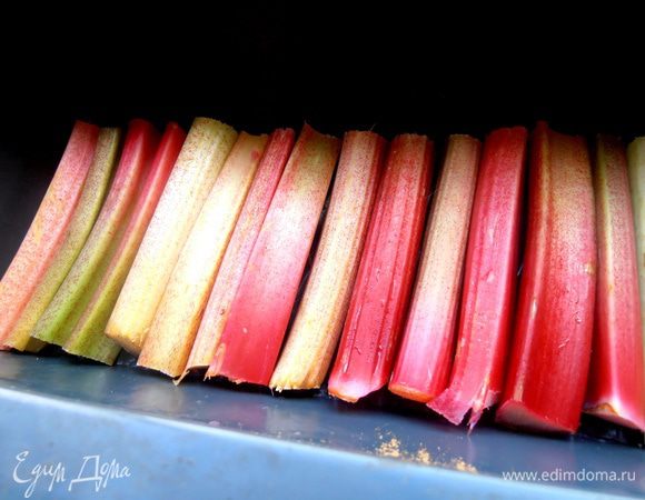 Пока карамель немного покипит, выкраиваем по ширине дна стебли ревеня (желательно прямые выбрать!) Стебли после примерки вынимаем...