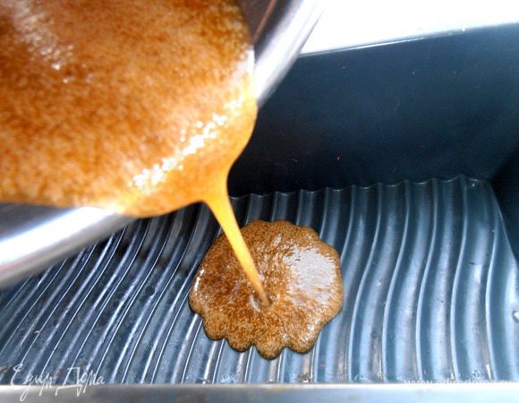 Вот теперь очередь карамели! Выливаем всю без остатка на дно...