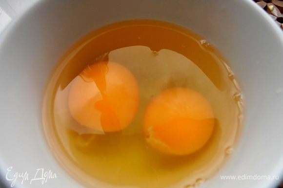 Яйца слегка взбить и вылить в масло...
