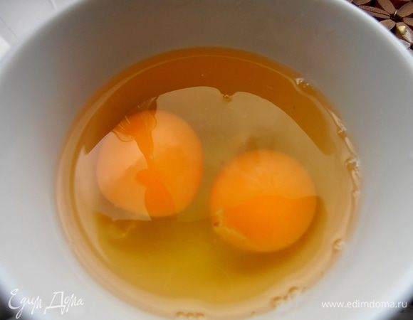 Яйца слегка взбить и вылить в масло...