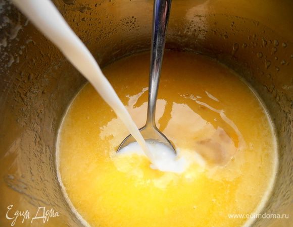 Влить молоко... А можно было взбить его с яйцами,а потом влить.