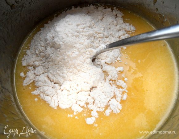 Всыпаем муку по стакану...