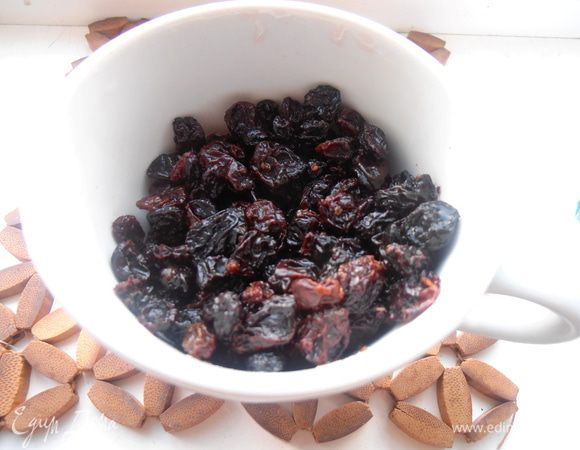 Изюм заранее промываем,просушиваем... У меня крупный,тёмный.