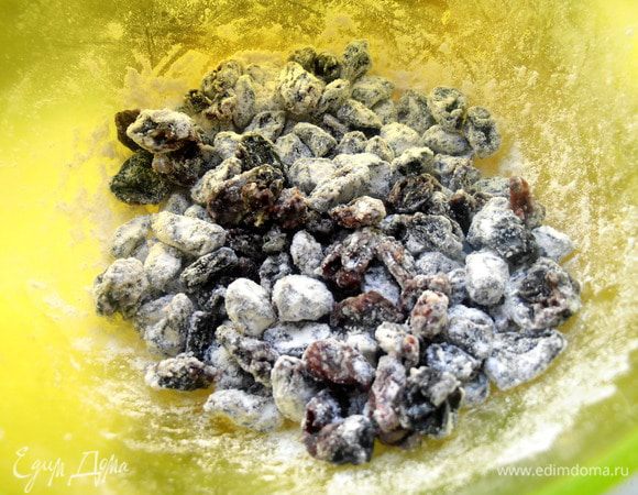 Перемешиваем с ложкой муки...