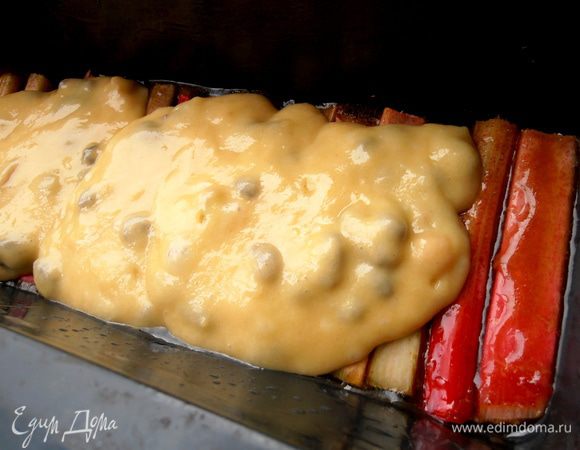 Заливаем тестом ревень в карамели...