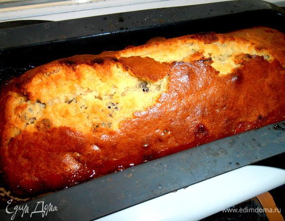 Готовность проверяем деревянной шпажкой в самом высоком "вулканчике"... При выключенной духовке ещё немного оставляем кекс внутри.