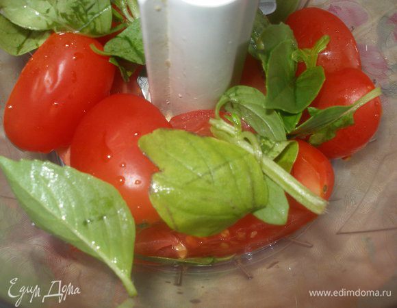 Помидоры и базилик вымыть, осушить и измельчить в блендре в пюре.