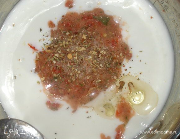 Полученное пюре посолить, поперчить по вкусу,  добавит сахар. Затем смешать с охлажденным йогуртом и оливковым маслом.