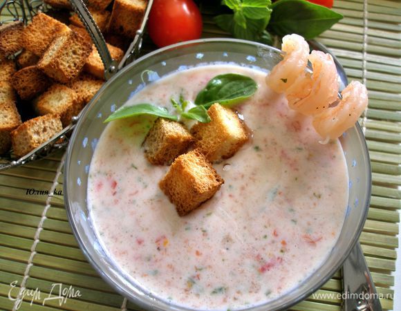 Перед подачей суп разлить по тарелкам, в каждую тарелку положить мацареллу (несколько шариков), сухарики, украсить креветками, веточкой базилика и сбрызнуть оливковым маслом. И наслаждаться... Приятного аппетита!!! :)