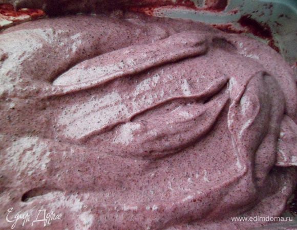 Когда ягодное желе застыло,соединяем его со сливками и пробиваем в блендере в пышную массу,вот и готов мусс.
