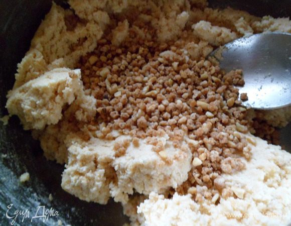 Бисквитную крошку соединяем с фундуком и крем-фрешем (можно не кислую сметану), перемешиваем. Получится послушная  масса