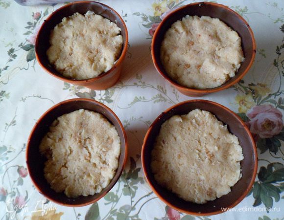 слой бисквитный,хорошо утрамбовать,оставив место для верхнего ягодного слоя